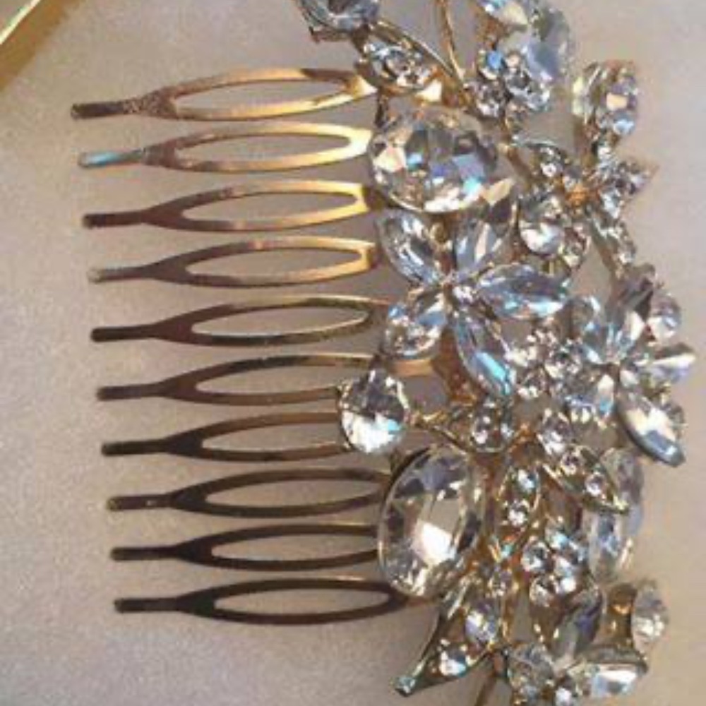 NEVER WORN Gold and crystal hair comb
